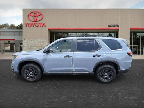 Used 2025 Honda Pilot TrailSport image 7