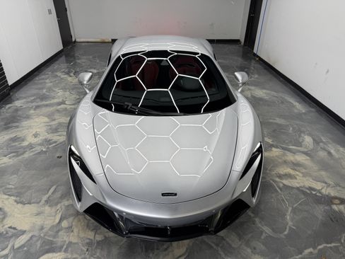 Used 2023 McLaren Artura RWD image 10