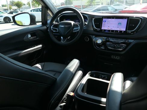 Used 2025 Chrysler Voyager LX FWD image 23