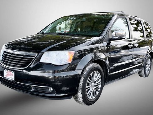 Used 2014 Chrysler Town & Country Touring-L w/ Driver Convenience Group image 3
