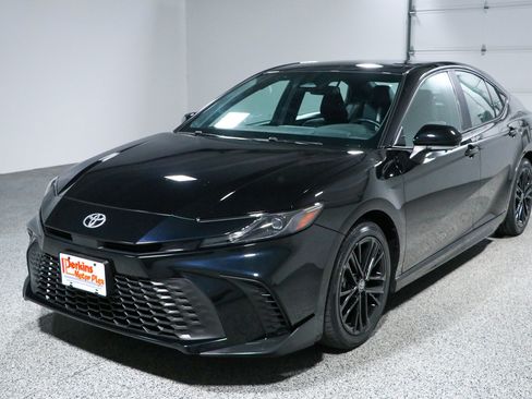 Used 2025 Toyota Camry SE FWD image 29