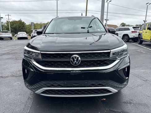 Used 2022 Volkswagen Taos SE image 2