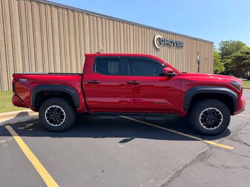 Used 2025 Toyota Tacoma TRD Off-Road AWD/4WD image 9