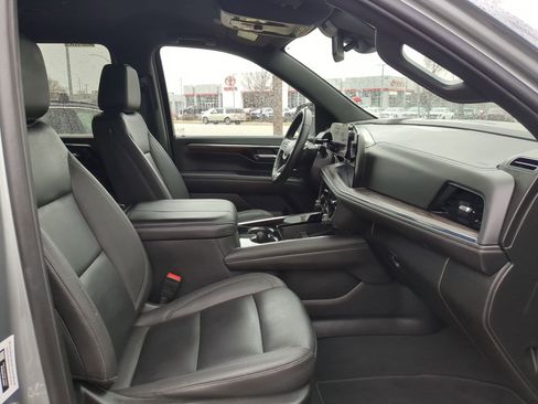 Used 2025 Chevrolet Suburban Z71 image 32