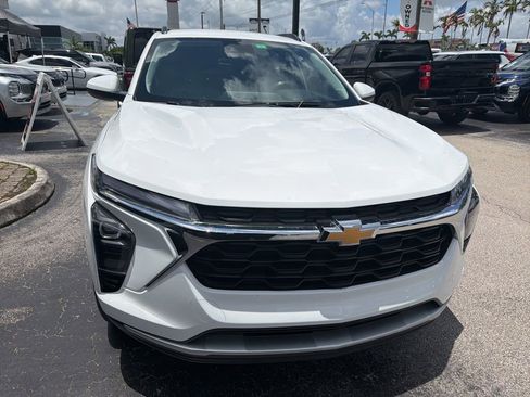 Used 2025 Chevrolet Trax LT w/ Driver Confidence Package FWD image 2