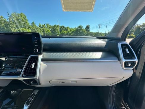 Used 2023 Kia Sorento SX Prestige w/ Panoramic Sunroof Package AWD/4WD image 16