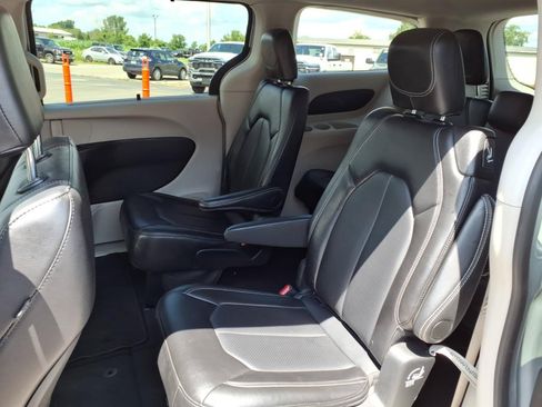 Used 2024 Chrysler Pacifica Touring-L FWD image 9