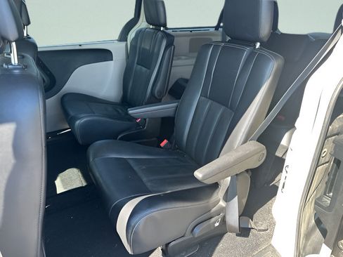 Used 2015 Chrysler Town & Country Touring-L w/ Trailer Tow Group FWD image 18