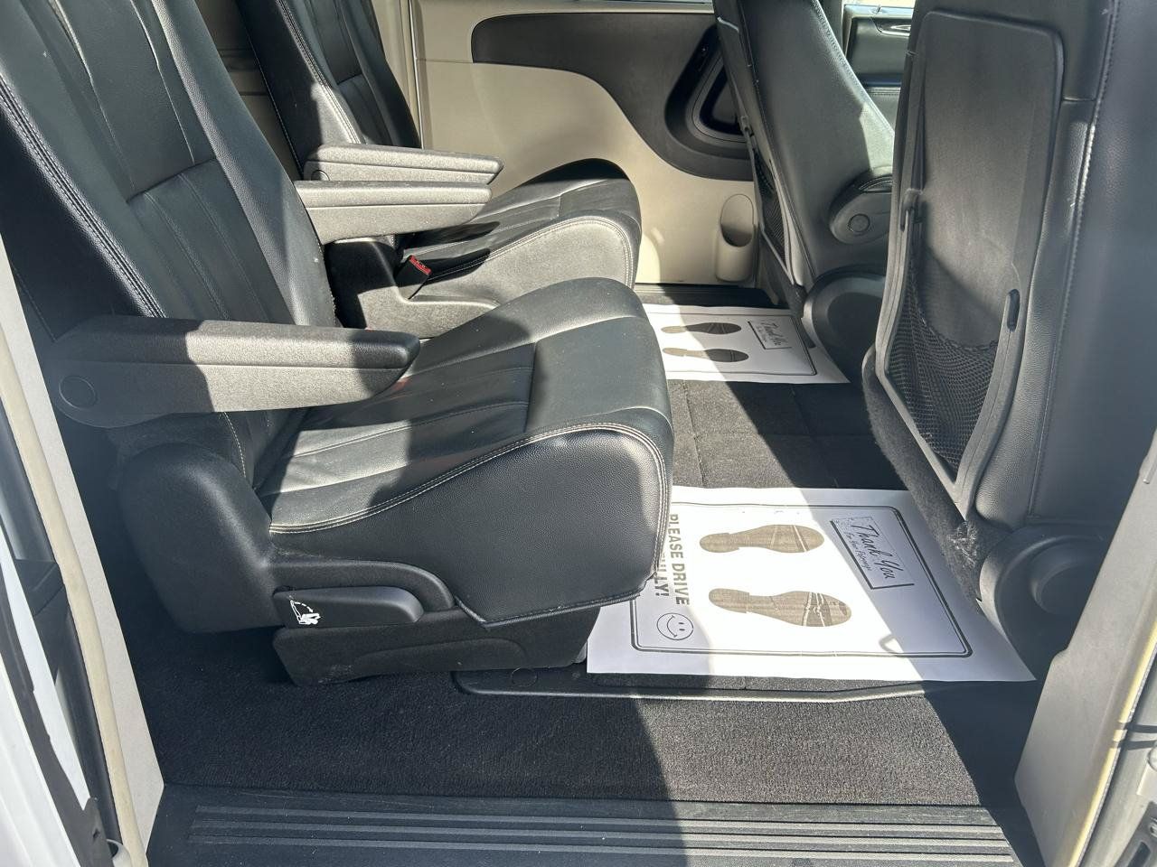 Used 2015 Chrysler Town & Country Touring FWD image 11