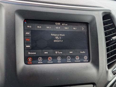 Used 2019 Jeep Cherokee Latitude Plus AWD/4WD image 28