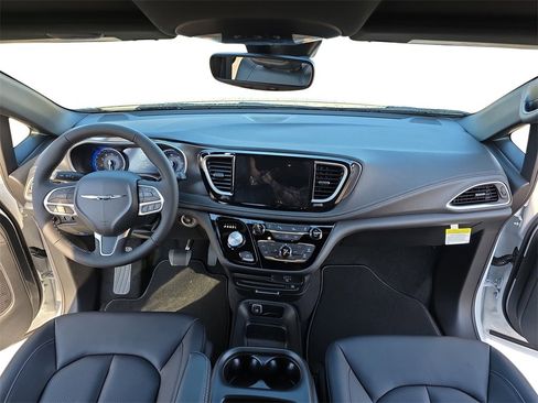New 2026 Chrysler Pacifica Select image 9