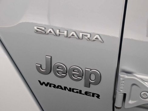 Used 2023 Jeep Wrangler Sahara AWD/4WD image 11