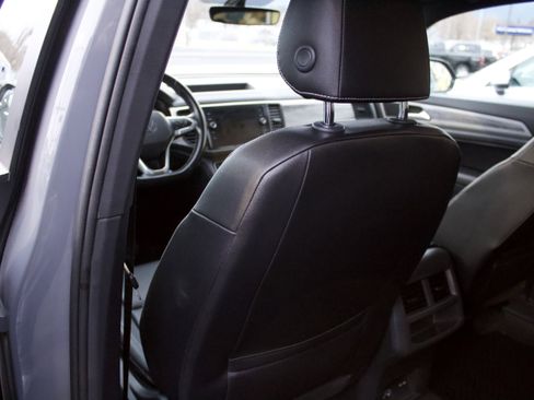 Used 2020 Volkswagen Atlas Cross Sport SE image 25