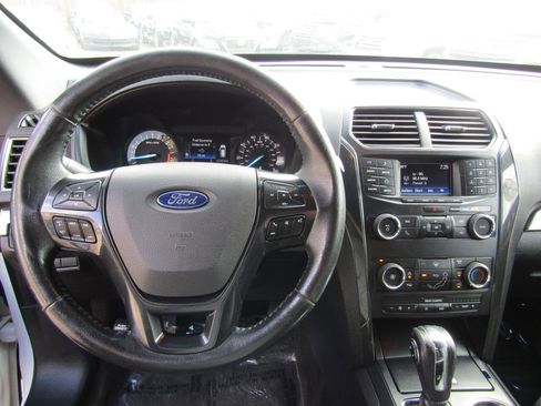 Used 2018 Ford Explorer XLT image 16