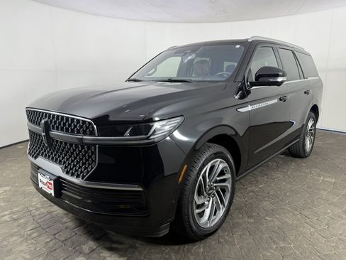 Used 2025 Lincoln Navigator Reserve AWD/4WD image 3