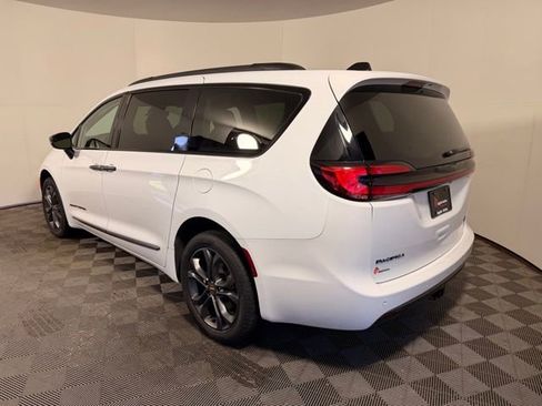 Used 2023 Chrysler Pacifica Touring-L w/ Road Tripper Package AWD/4WD image 5