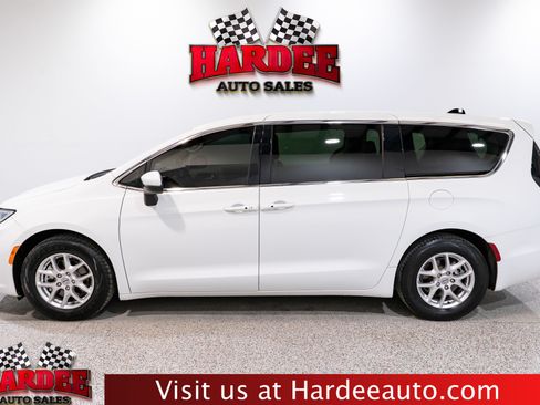 Used 2023 Chrysler Pacifica Touring-L FWD image 1