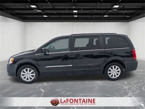 Used 2014 Chrysler Town & Country Touring image 2
