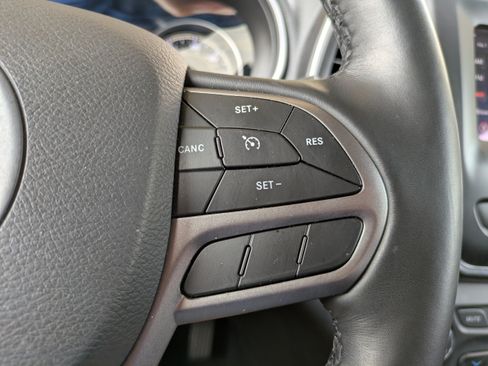 Used 2021 Jeep Cherokee Latitude Plus AWD/4WD image 24