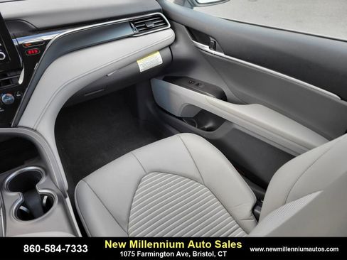 Used 2024 Toyota Camry SE image 15