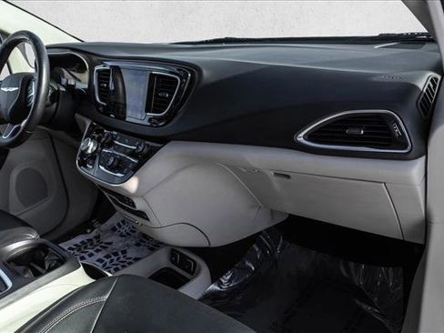 Used 2019 Chrysler Pacifica Touring-L Plus image 28