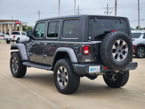 Used 2018 Jeep Wrangler Unlimited Sahara w/ Cold Weather Group AWD/4WD image 10