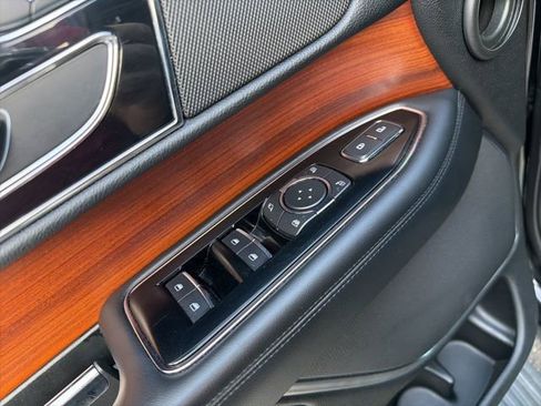 Used 2019 Lincoln Navigator Select AWD/4WD image 23