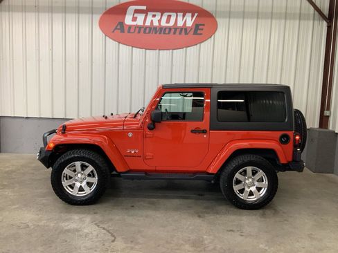 Used 2017 Jeep Wrangler Sahara w/ Connectivity Group AWD/4WD image 16