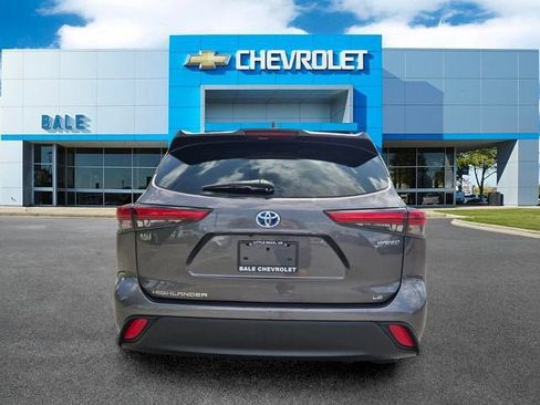 Used 2021 Toyota Highlander LE FWD image 4