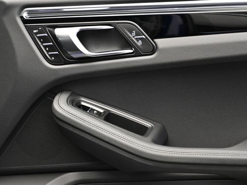 Certified 2025 Porsche Macan image 47