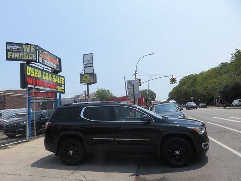 Used 2018 GMC Acadia SLT w/ LPO, Black Accent Package AWD/4WD image 9