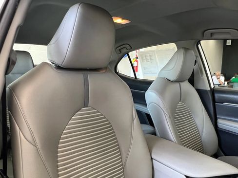 Used 2019 Toyota Camry SE FWD image 21