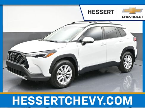 Used 2022 Toyota Corolla Cross LE image 1