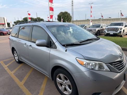 Used 2014 Toyota Sienna LE FWD image 4