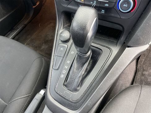 Used 2018 Ford Focus SE w/ SE Appearance Package image 24