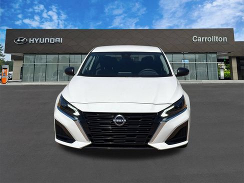 Used 2025 Nissan Altima 2.5 SV FWD image 2