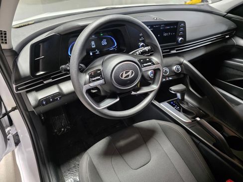 Certified 2025 Hyundai Elantra SE image 24