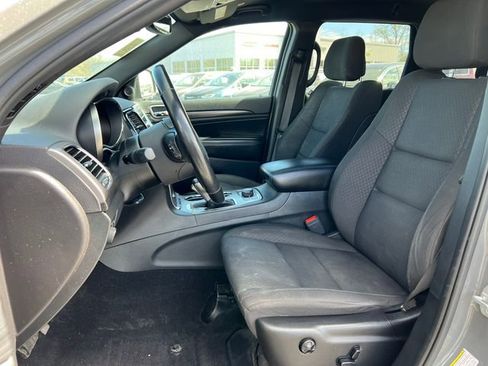 Used 2020 Jeep Grand Cherokee Laredo AWD/4WD image 3