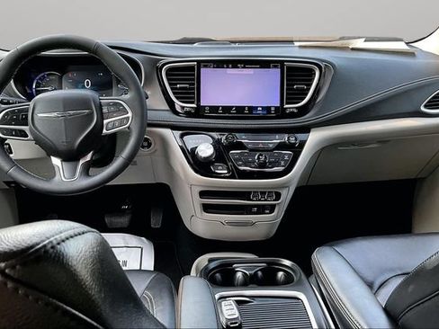 Used 2022 Chrysler Pacifica Touring-L FWD image 15
