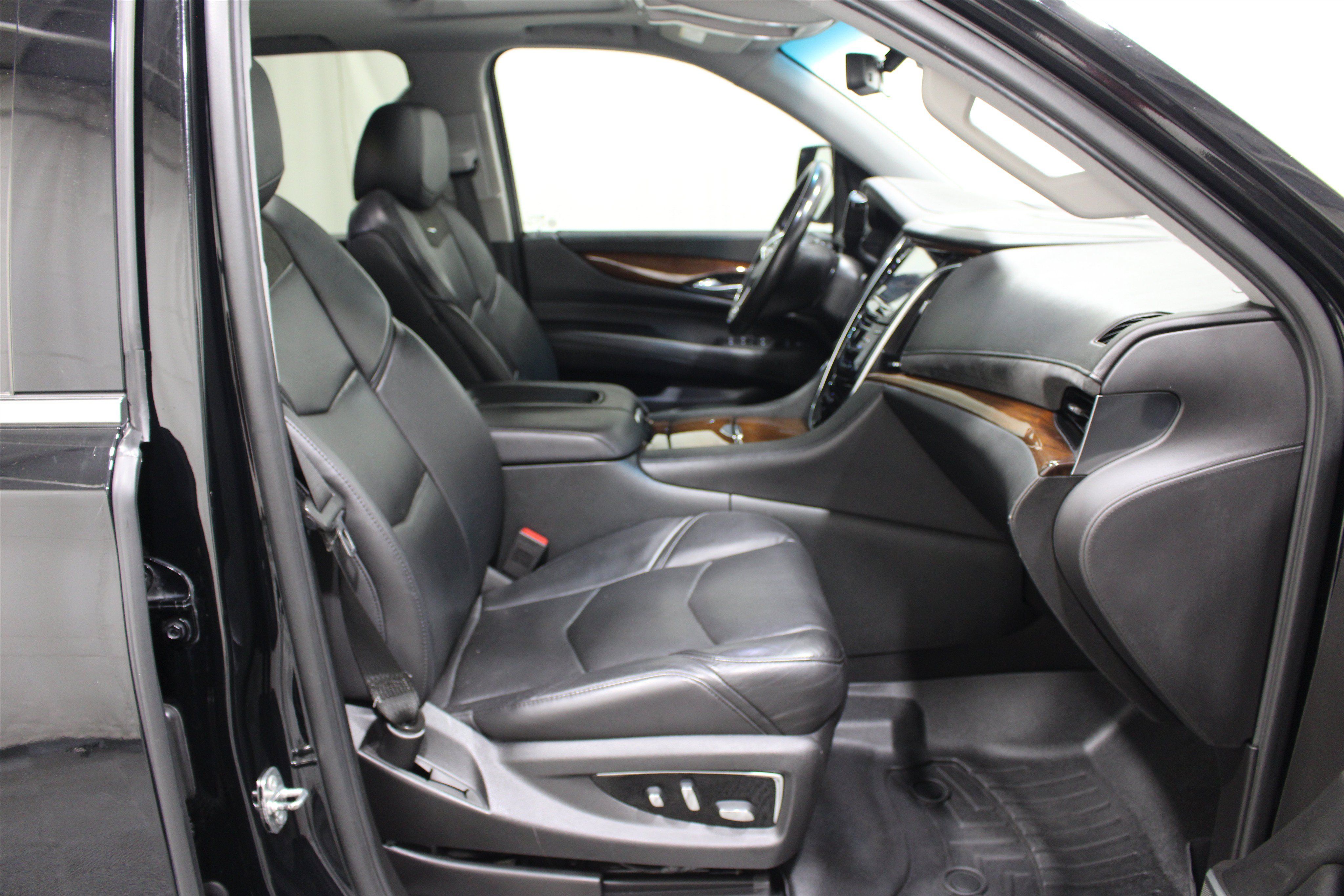 Used 2018 Cadillac Escalade Luxury AWD/4WD image 26