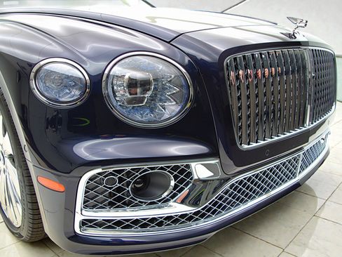 Certified 2022 Bentley Flying Spur V8 image 17