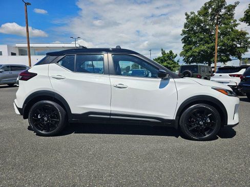 Used 2023 Nissan Kicks SR w/ SR Premium Package FWD image 2
