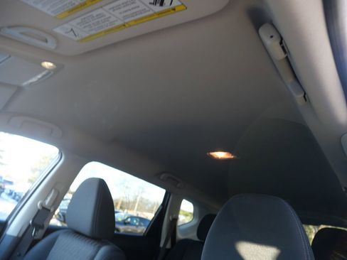 Used 2018 Nissan Rogue SV w/ Premium Package image 11