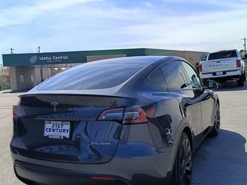 Used 2022 Tesla Model Y Performance AWD/4WD image 9