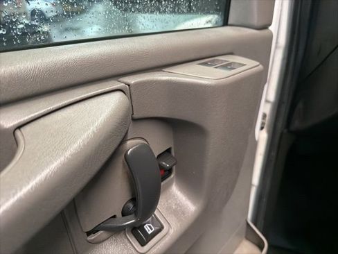 Used 2014 Chevrolet Express 2500 RWD image 12