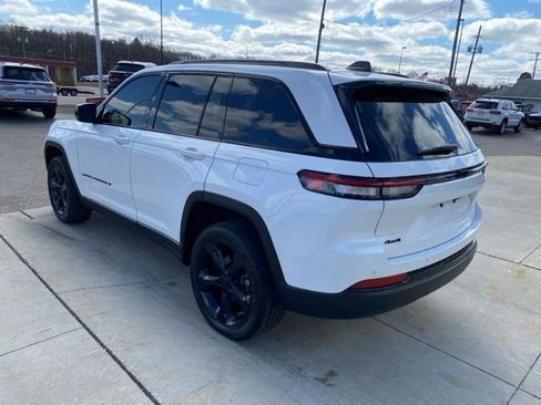 Used 2024 Jeep Grand Cherokee Altitude image 8