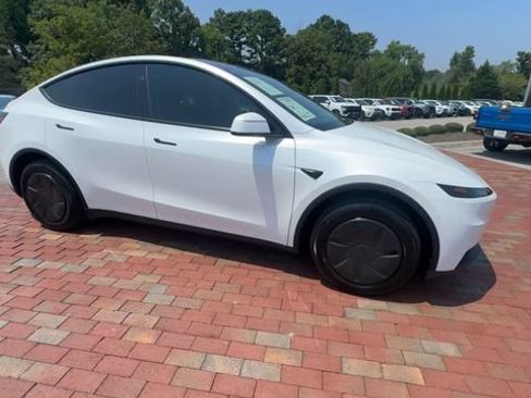 Used 2026 Tesla Model Y 2WD image 4