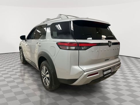 Certified 2025 Nissan Pathfinder SL image 6