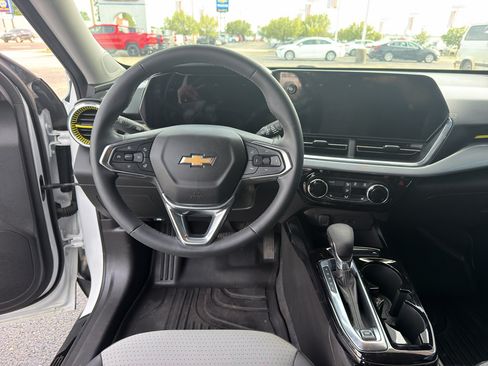 Used 2024 Chevrolet Trax LT w/ Driver Confidence Package FWD image 11