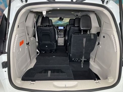 Used 2024 Chrysler Pacifica Limited FWD image 61
